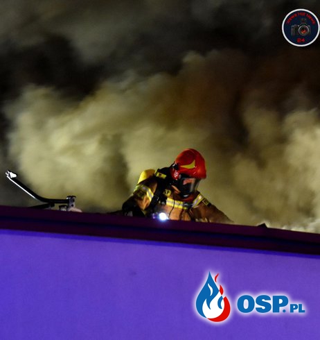 10 zastępów strażaków gasiło pożar domu w Warszawie. Mieszkańcy zdołali uciec przed ogniem. OSP Ochotnicza Straż Pożarna