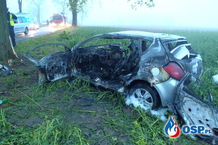 21-letni strażak spłonął w samochodzie po uderzeniu w drzewo. OSP Ochotnicza Straż Pożarna