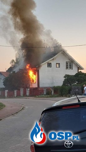 Pożar w Łężku. Strażacy wynieśli z płonącego domu butle gazowe. OSP Ochotnicza Straż Pożarna
