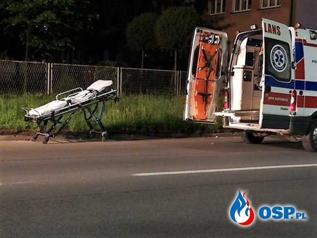 Motocyklista złamał znak i przewrócił latarnię. Tragiczny wypadek w Knurowie. OSP Ochotnicza Straż Pożarna
