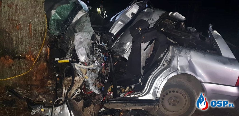 Audi wbiło się w drzewo, zginął 25-letni kierowca OSP Ochotnicza Straż Pożarna