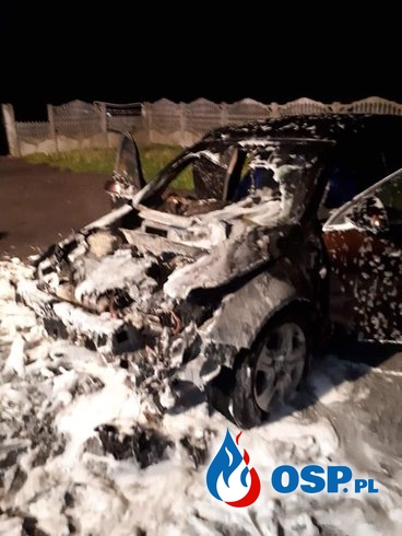 Nocna akcja gaśnicza. Spłonął zaparkowany samochód. OSP Ochotnicza Straż Pożarna