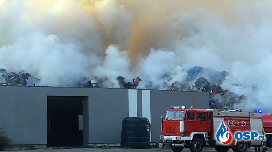 Pożar w zakładzie odpadów komunalnych w Kamieńcu. W akcji ponad 30 zastępów strażaków. OSP Ochotnicza Straż Pożarna