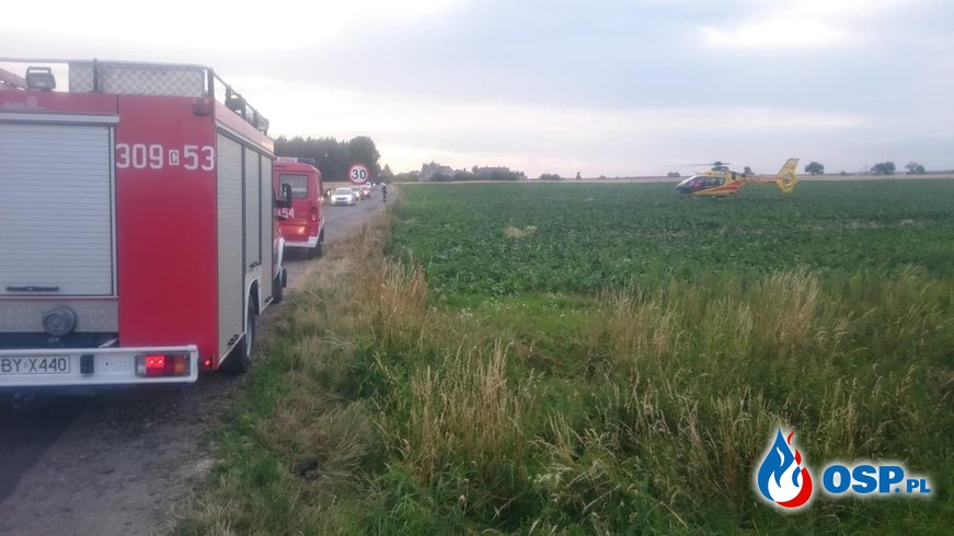 Cztery osoby ranne po tym, jak samochód wjechał pod pociąg na przejeździe kolejowym! OSP Ochotnicza Straż Pożarna