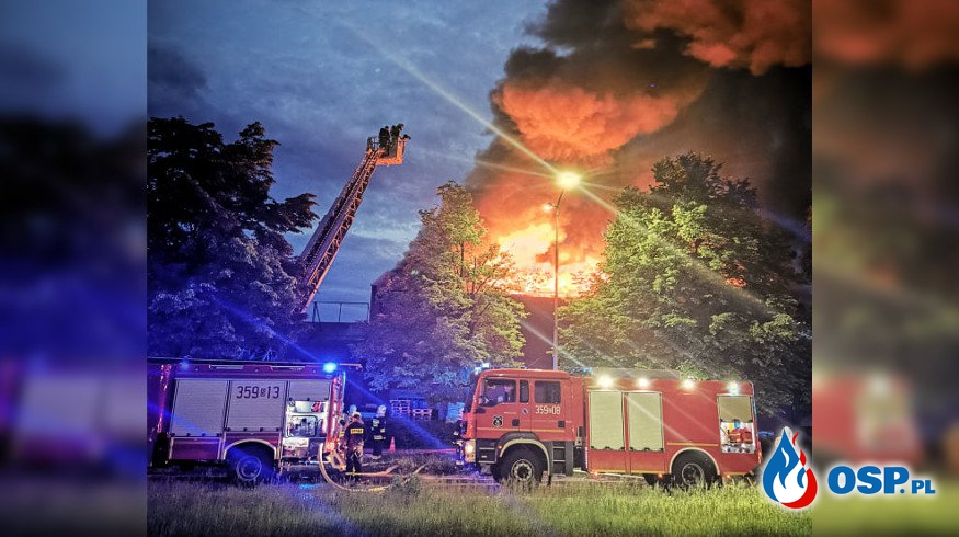 Pożar składu budowlanego w Częstochowie. 20 zastępów strażaków walczyło z ogniem. OSP Ochotnicza Straż Pożarna