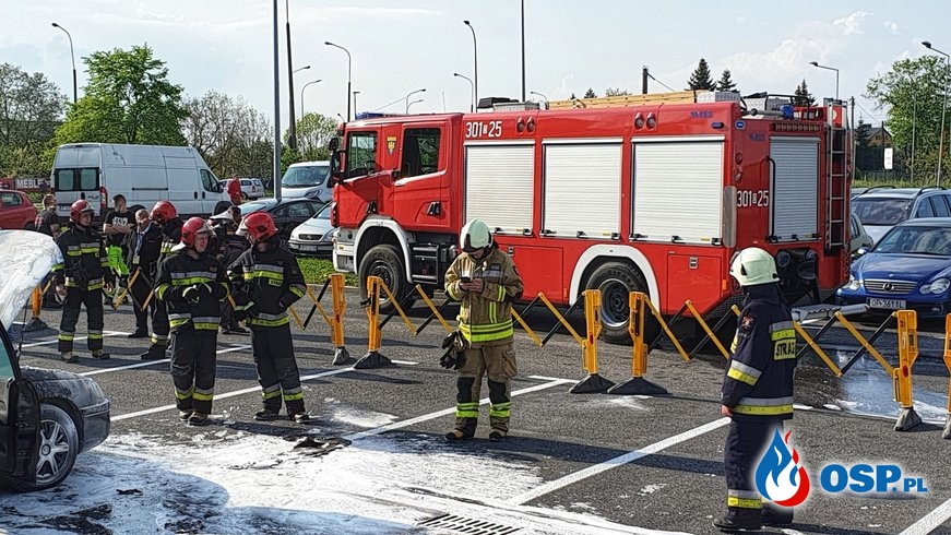 Świadkowie pomogli gasić samochód, płonący na parkingu OSP Ochotnicza Straż Pożarna