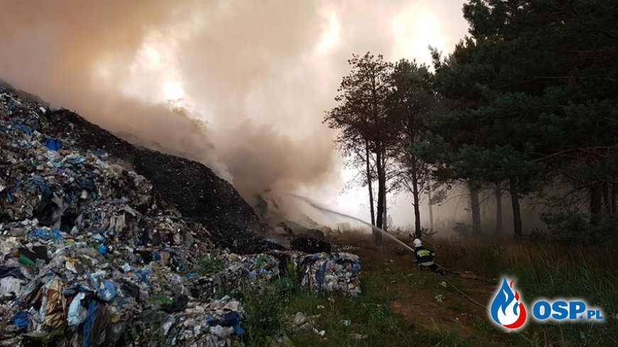 Ponad 20 zastępów strażaków gasi pożar wysypiska śmieci w Fałkowie OSP Ochotnicza Straż Pożarna