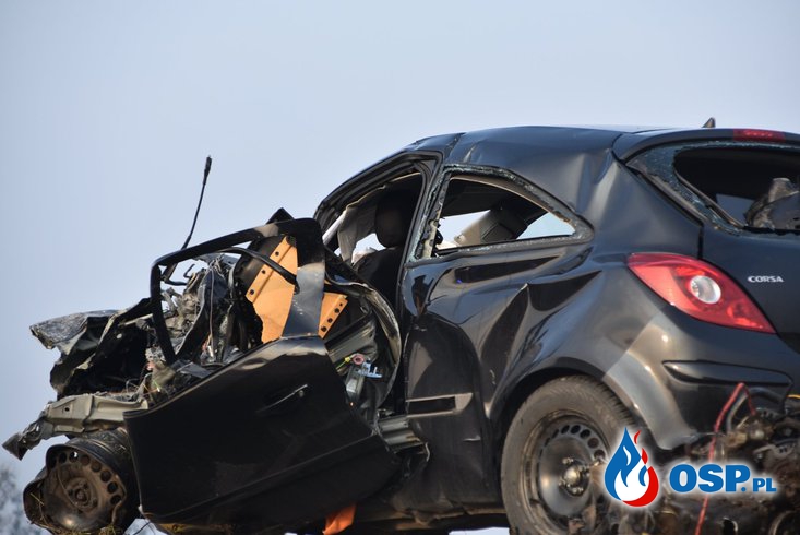 23-latek zginął w czołowym zderzeniu auta i ciężarówki pod Żyrardowem OSP Ochotnicza Straż Pożarna