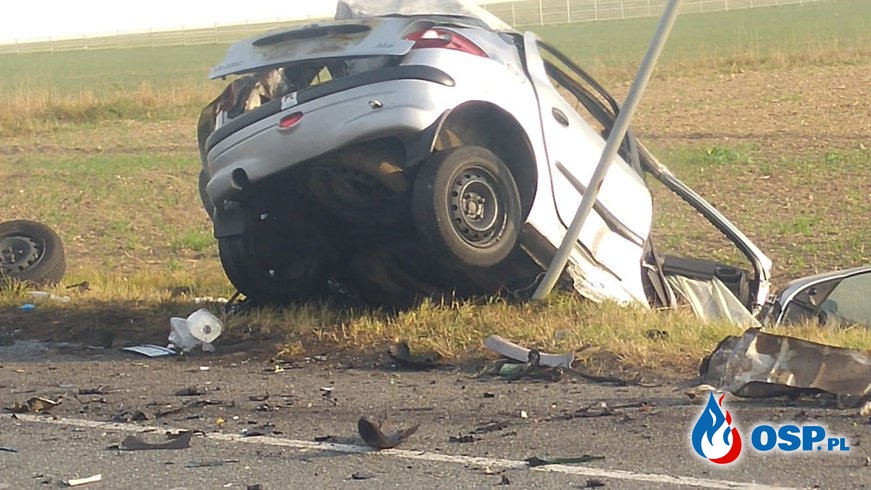 Samochód osobowy zmiażdżony po zderzeniu z cysterną. Kierowca zginął. OSP Ochotnicza Straż Pożarna