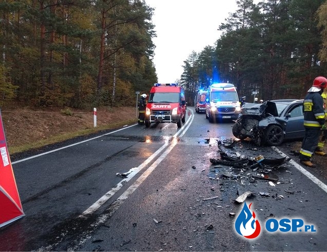 Czołowe zderzenie dwóch aut pod Polkowicami. Jeden z kierowców nie przeżył. OSP Ochotnicza Straż Pożarna