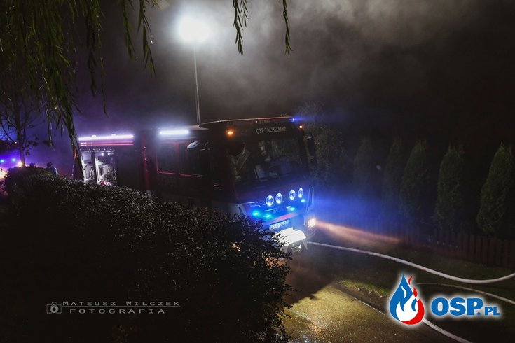 Nocny pożar budynku gospodarczego w Zachełmnej. W akcji 9 zastępów OSP i PSP. OSP Ochotnicza Straż Pożarna
