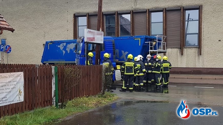 Ciężarówka uderzyła w dom, stojący przy drodze OSP Ochotnicza Straż Pożarna