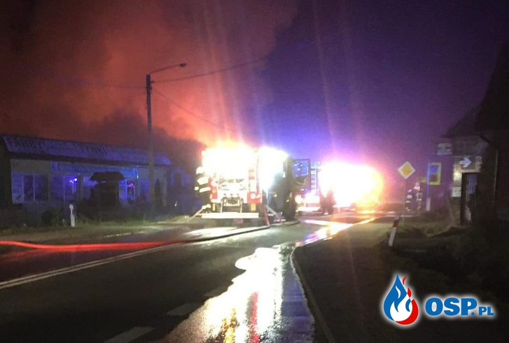 Nocny pożar w Krośnicy. Spłonęły stodoły, strażacy uratowali dom. OSP Ochotnicza Straż Pożarna