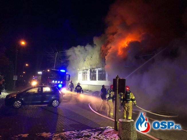 Budynek dawnego urzędu gminy w ogniu. Z pożarem w Michałowie walczyło 18 zastępów strażaków. OSP Ochotnicza Straż Pożarna