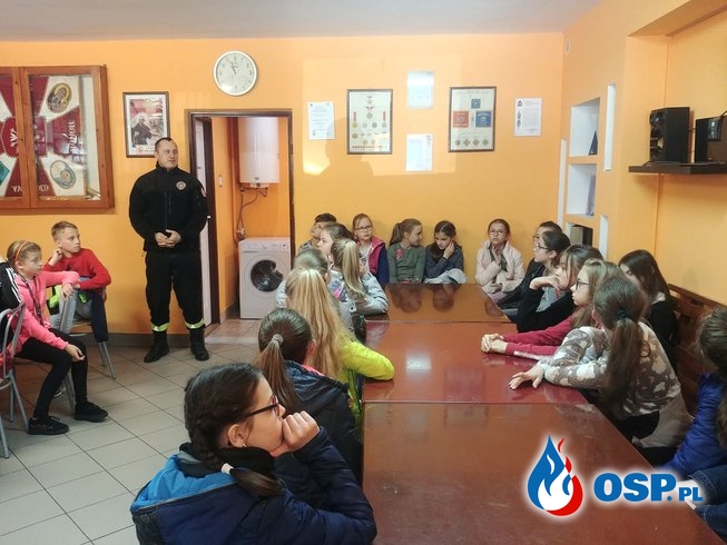 Uczniowie odwiedzili remizę OSP Ochotnicza Straż Pożarna