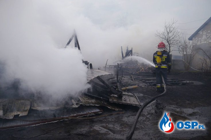 Policjanci uratowali mężczyznę z płonącego domu OSP Ochotnicza Straż Pożarna