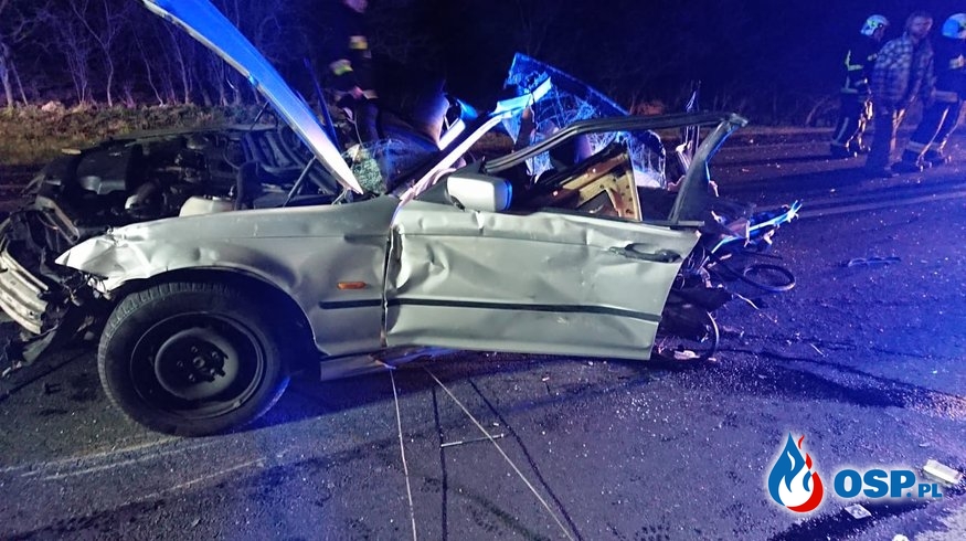Kierowca wypadł ze swojego BMW. OSP Ochotnicza Straż Pożarna