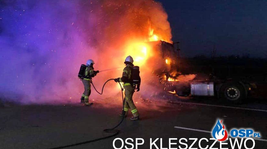 Ciężarówka stanęła w ogniu. Nocna akcja gaśnicza na autostradzie A2. OSP Ochotnicza Straż Pożarna