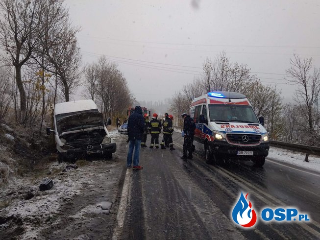 Zima na polskich drogach. Bus wypadł z drogi, trzy osoby ranne. OSP Ochotnicza Straż Pożarna