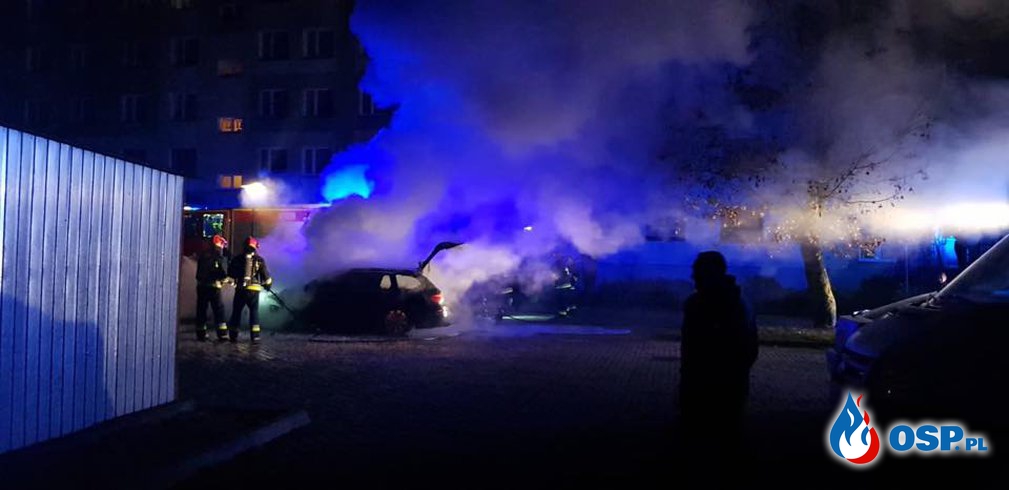 BMW w płomieniach. Nocny pożar auta w Kotlarni. OSP Ochotnicza Straż Pożarna