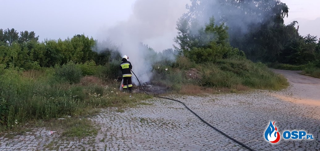 Pożar śmieci i pozostałości roślinnych na stacji PKP w Białej OSP Ochotnicza Straż Pożarna