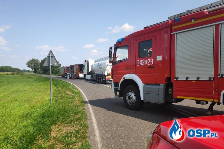 Cysterna z 30 tys. litrów paliwa przewróciła się do rowu OSP Ochotnicza Straż Pożarna