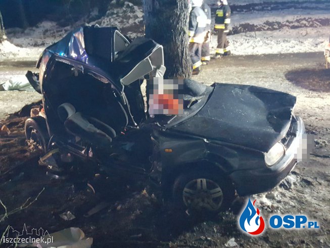 Auto z ogromną siłą uderzyło w drzewo. Zginął 28-letni kierowca. OSP Ochotnicza Straż Pożarna