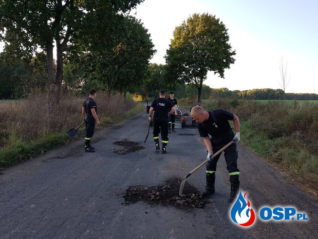 Druhowie sami załatali drogę, żeby szybciej dojechać na ratunek OSP Ochotnicza Straż Pożarna