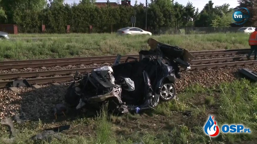 Seat zmiażdżony przez pociąg. Kierowca zignorował rogatki na przejeździe kolejowym i zginął. OSP Ochotnicza Straż Pożarna