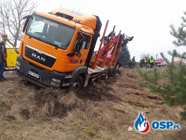 Przewrócona ciężarówka z drewnem OSP Ochotnicza Straż Pożarna