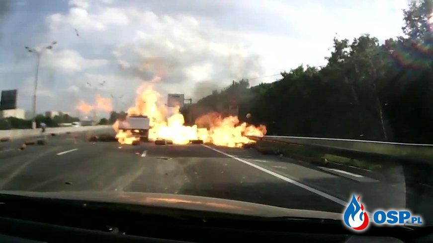 Ciężarówka z gazem eksplodowała po wypadku na autostradzie OSP Ochotnicza Straż Pożarna