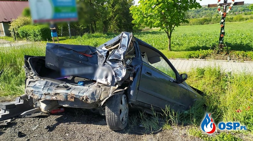 Auto zmiażdżone po  zderzeniu z ciężarówką na DK94. Lądował śmigłowiec LPR. OSP Ochotnicza Straż Pożarna