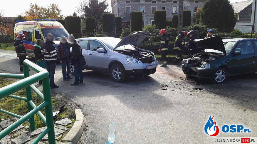 Dziwiszów: Zderzenie dwóch pojazdów na ulicy Karkonoskiej. OSP Ochotnicza Straż Pożarna