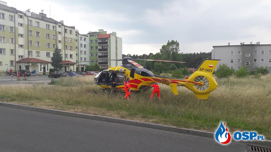 Śmigłowiec LPR na osiedlu w Krapkowicach. 6-latek wjechał rowerem pod samochód. OSP Ochotnicza Straż Pożarna