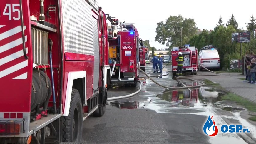 Dwa samochody spłonęły w pożarze warsztatu samochodowego na Pomorzu OSP Ochotnicza Straż Pożarna
