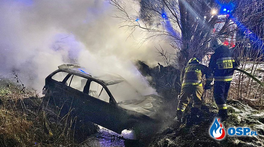 BMW zapaliło się po uderzeniu w drzewo. Kierowca trafił do szpitala. OSP Ochotnicza Straż Pożarna