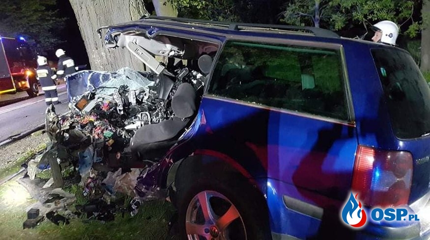 Volkswagen roztrzaskał się o drzewo. Zginął 19-letni kierowca. OSP Ochotnicza Straż Pożarna