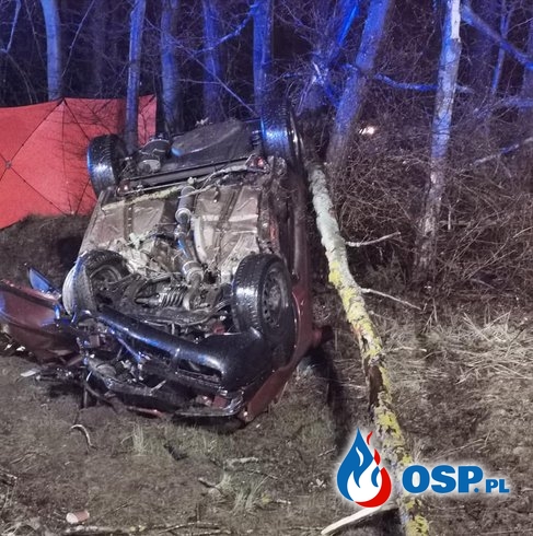 Tragiczny wypadek podczas wyprzedzania. Auto uderzyło w drzewa i dachowało. OSP Ochotnicza Straż Pożarna