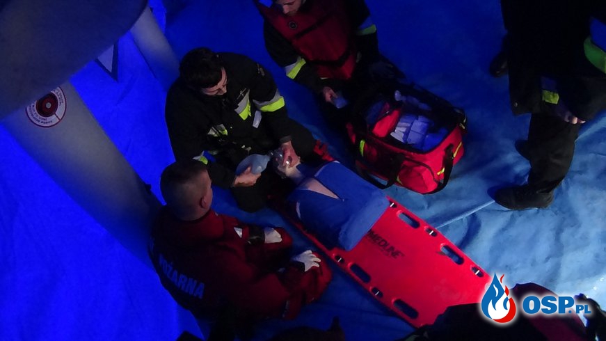 Grupa osób uwięziona na lodzie OSP Ochotnicza Straż Pożarna