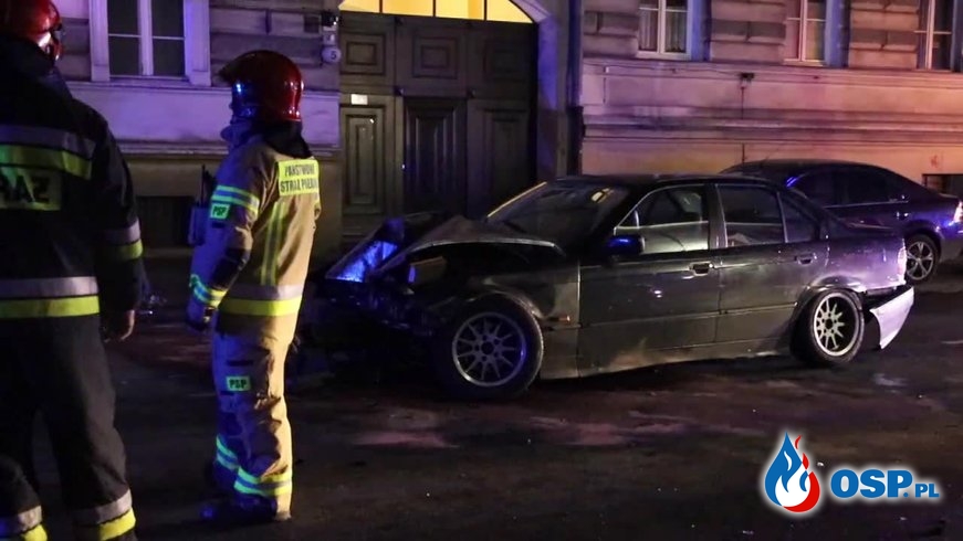 BMW uderzyło w latarnię, ta wpadła przez okno do mieszkania i raniła lokatorkę OSP Ochotnicza Straż Pożarna