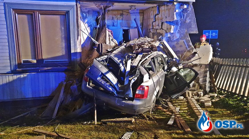 Audi dosłownie wbiło się w dom. Policyjny pościg zakończył się wypadkiem. OSP Ochotnicza Straż Pożarna
