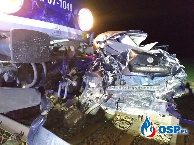 Pociąg zmiażdżył samochód na przejeździe kolejowym. Groźny wypadek pod Bydgoszczą. OSP Ochotnicza Straż Pożarna