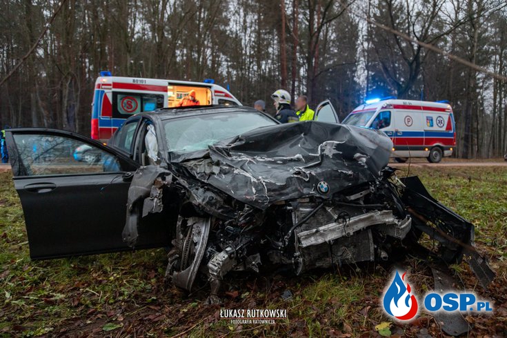 Skoda rozpadła się po zderzeniu z BMW. Dwie osoby zginęły na miejscu. OSP Ochotnicza Straż Pożarna