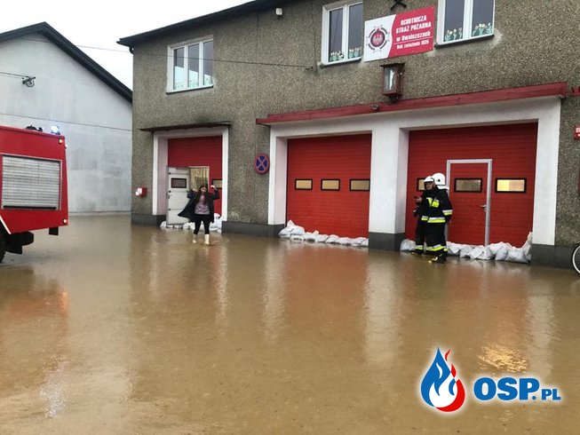 Ulice zamieniły się w rwące potoki. Po kolejnych nawałnicach zalane domy i remizy OSP. OSP Ochotnicza Straż Pożarna