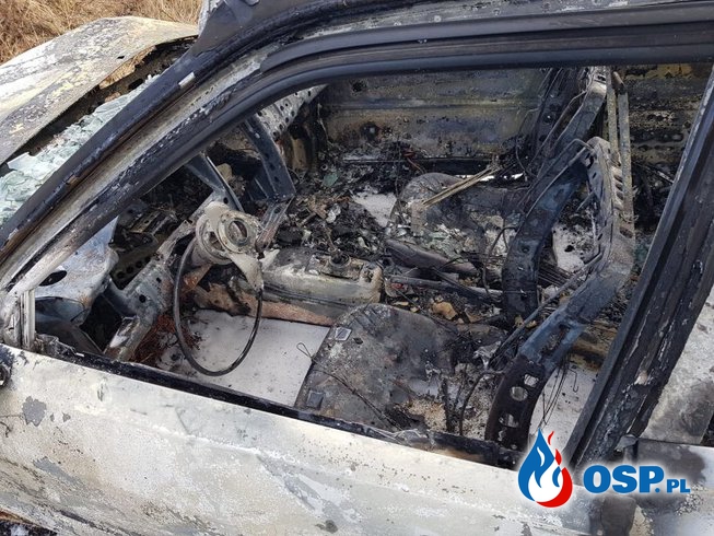 Pijany kierowca utknął w płonącym aucie. Uratowała go kobieta przejeżdżająca obok. OSP Ochotnicza Straż Pożarna
