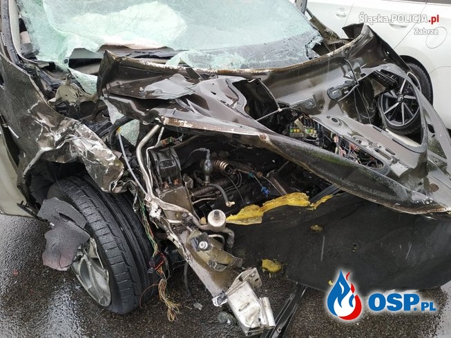 Tragiczny karambol w Zabrzu. Nie żyje jeden z kierowców. OSP Ochotnicza Straż Pożarna