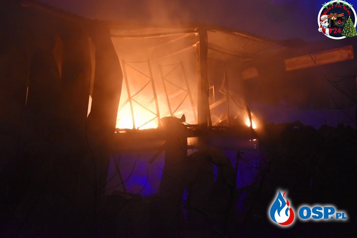 Hala sortowni owoców zawaliła się podczas pożaru. W akcji blisko 30 zastępów strażaków. OSP Ochotnicza Straż Pożarna