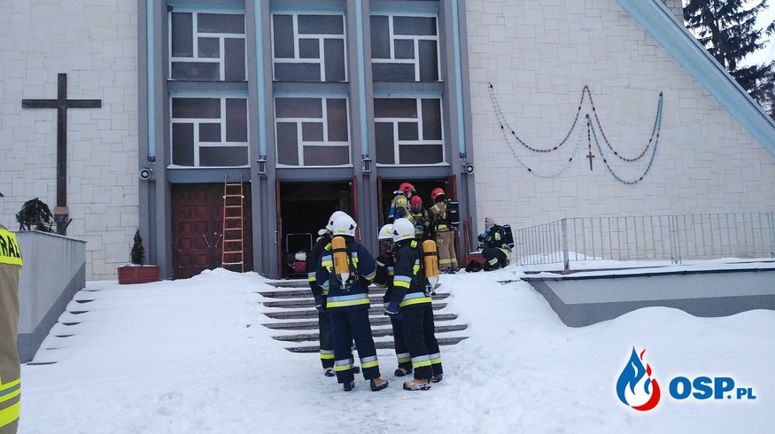 7 osób zatruło się czadem w kościele, 3 trafiły do szpitala. Akcja ratownicza w Hubenicach. OSP Ochotnicza Straż Pożarna