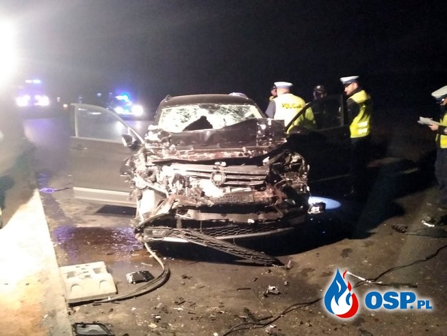 Volkswagen wbił się w nieoświetloną naczepę traktora. Zginął pasażer samochodu. OSP Ochotnicza Straż Pożarna