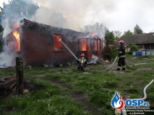 Groźny pożar domu w powiecie lubartowskim. W akcji 7 zastępów strażaków. OSP Ochotnicza Straż Pożarna
